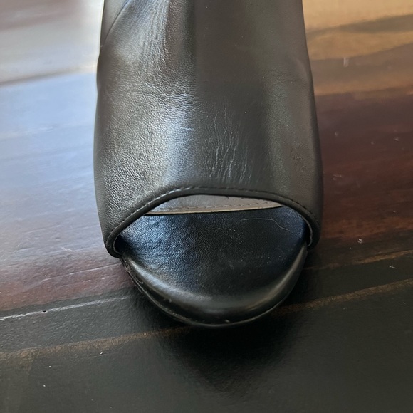 Size 8 black leather Cole Haans shoes - Picture 2 of 6